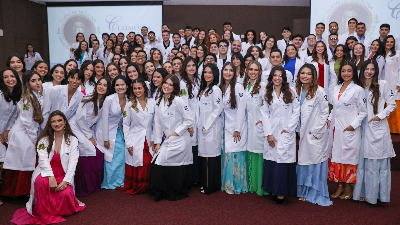 Estudantes recebem o jaleco branco como forma de compromisso com o exercício médico (Foto: Ares Soares)